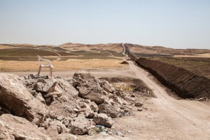 Tranchée à la frontière Syrie - Irak. Le gouvernement du kurdistan irakien a décidé de creuser cette tranchée pour empêcher l'entrée de réfugiés syriens au kurdistan irakien. Elle est étroitement gardée par les peshmergas d'un côté, et les ypg de l'autre, qui se regardent en chien de faïence.