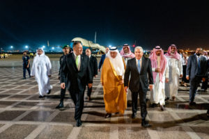 Le secrétaire d'État américain Michael R. Pompeo arrive à Djeddah, en Arabie saoudite. Il est entrain de marcher, entouré d'hommes en tenue traditionnelle saoudienne. 