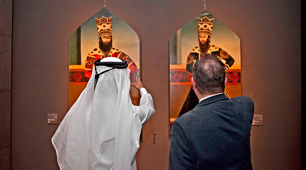 le premier ministre écossais Alex Salmond en visite au Muséedes arts islamique de Doha devant deux tableauxc son homologue