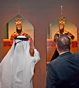 le premier ministre écossais Alex Salmond en visite au Muséedes arts islamique de Doha devant deux tableauxc son homologue