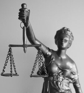 Statue de la justice avec une balance dans la main droite