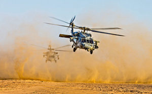 Hélicoptère américain au Sahel soulève des vagues de sable
