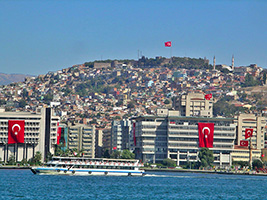 Izmir vue du ferry boat Konak avec des bâtiment avec un drapeau turc