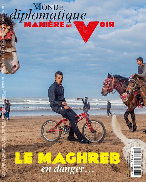 Couverture de la revue Manière de voir illustrant un jeune en vélo sur la plage, un homme à cheval derrière lui
