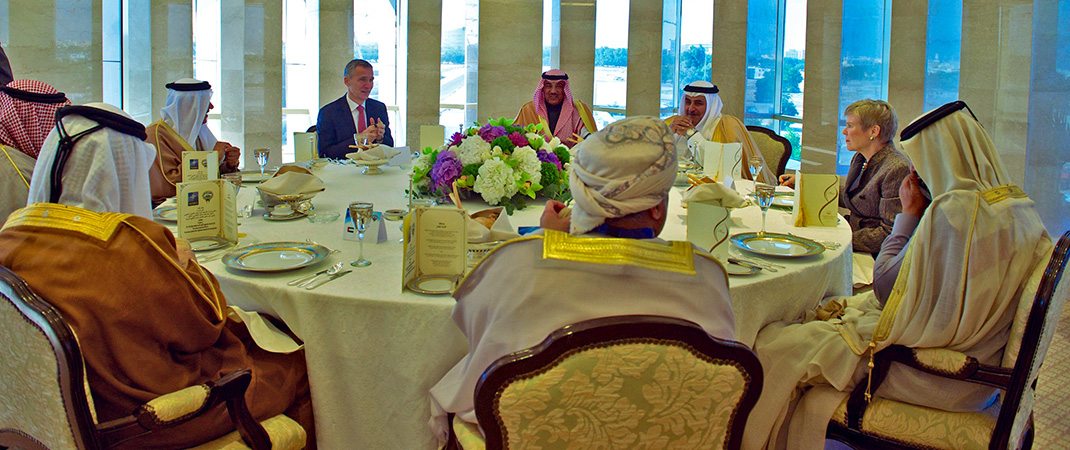 Visite du Secrétaire général de l'OTAN au Koweit lors d'une réunion multilatérale