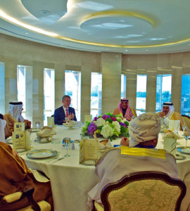 Visite du Secrétaire général de l'OTAN au Koweit lors d'une réunion multilatérale