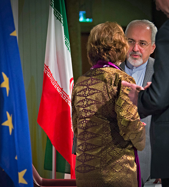 Conférence de presse avec le haut représentant de l'UE Ashton, de dos, et le ministre des affaires étrangères Zarif, de face. Sur la gauche les drapeaux de l'UE et de l'Iran