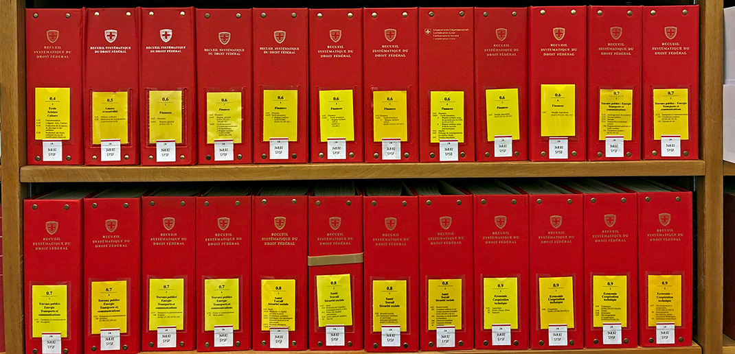 De classeurs dans une libraire, recueil en langue française de tous les volumes du droit international
