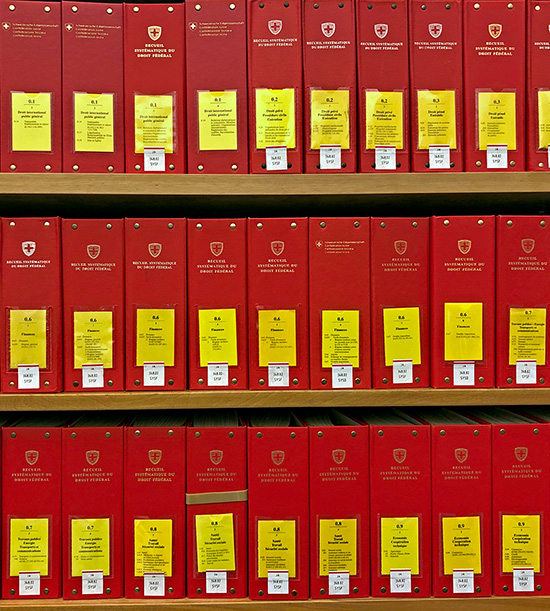 De classeurs dans une libraire, recueil en langue française de tous les volumes du droit international