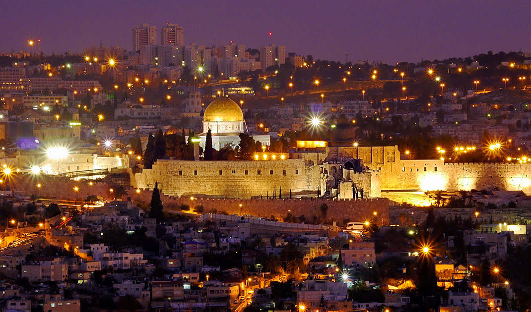panorama de Jérusalem de nuit avec la mosquée d'Al Aqsa au centre