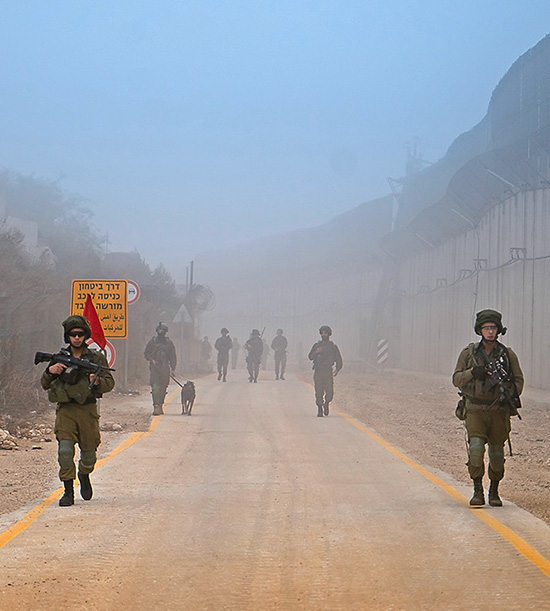 Soldats de Tsahal accompagnent un journaliste à la Ligne bleue à la frontière Nord d'Israël