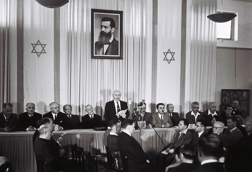Ben Gourion lit la déclaration d'indépendance d'Israël en 1948 au musée de Tel Aviv
