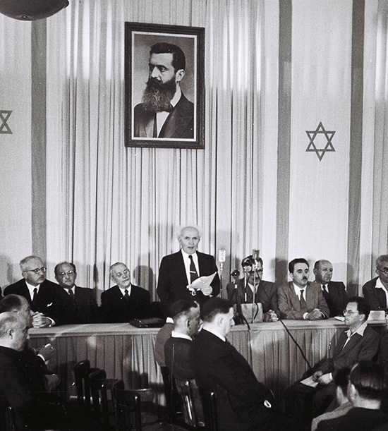 Ben Gourion lit la déclaration d'indépendance d'Israël en 1948 au musée de Tel Aviv