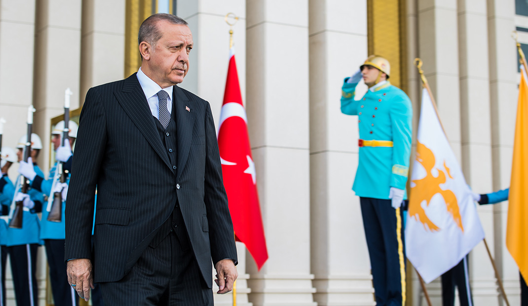 Erdogan passe devant la garde en file derrière lui