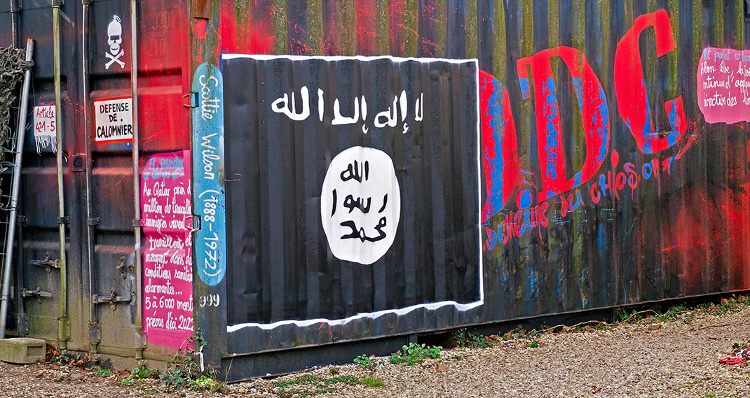 Graffiti représentant le drapeau de l'état islamique sur un container