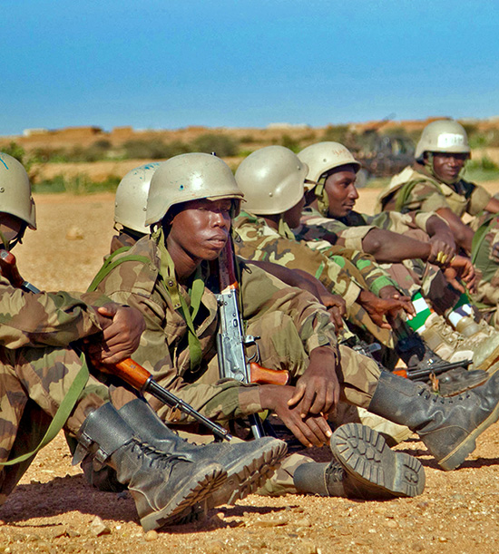 Soldats du Niger accroupis avec leurs fusils AK-47