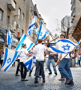 De jeunes israéliens brandissent un drapeau israélien dans les rues de Jérusalem