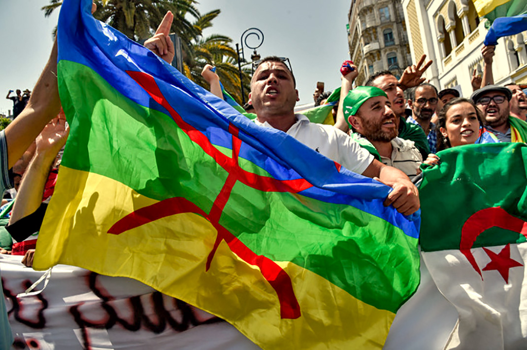 Drapeau berbère porté par un militant algérien