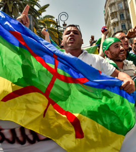 Drapeau berbère porté par un militant algérien
