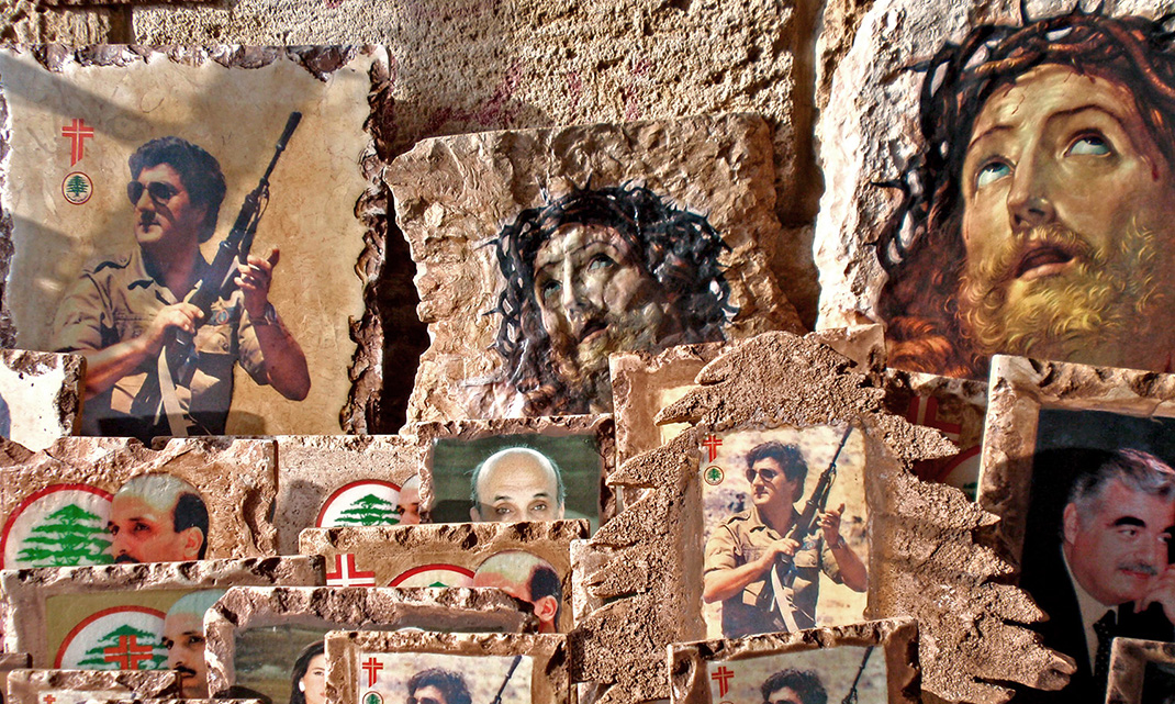 Mémorial d'un soldat libanais chrétien avec des photos de lui et de personnages politiques du pays avec une image de Jésus