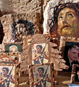 Mémorial d'un soldat libanais chrétien avec des photos de lui et de personnages politiques du pays avec une image de Jésus