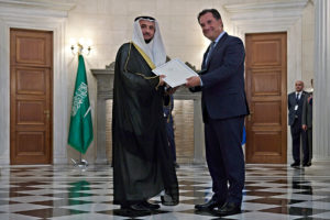 Dimitris Papamitsos, premier ministre grec, et le prince héritier d'Arabie saoudite, Mohammed bin Salman bin Abdulaziz Al Saud