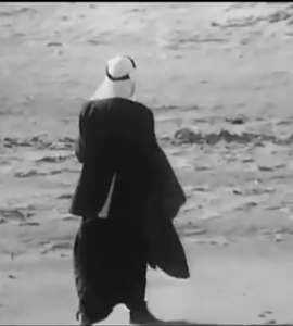 Photogramme sur une pellicule montrant un arabe dans le désert