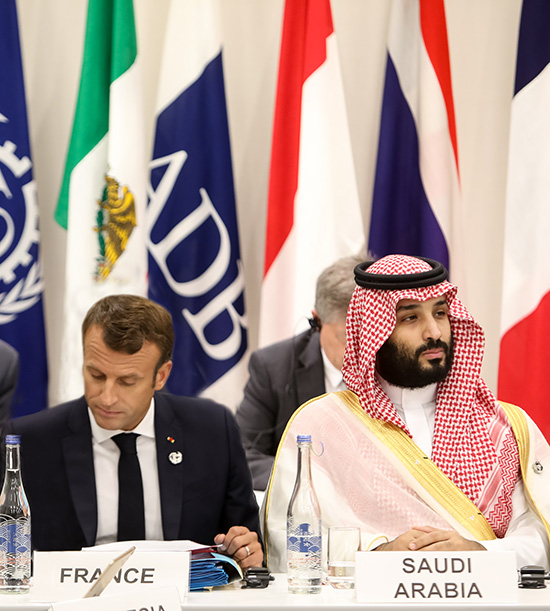 Macron à côté de Mohammed ben Slman dans un summit international. À leur côté Bolsonaro