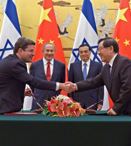 le premier Ministre Benyamin Netanyahou à Pekin en Chine avec le premier ministre chinois Li Keqiang, lors de la signature d'un accord