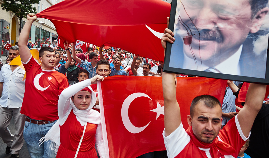 manifestants turcs brandissant des drapeaux turcs et un portrait d'Erdogan