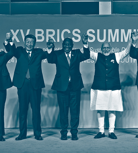Les chefs d'État des 5 pays BRICS se tiennent la main avec les bras levés pendant le XV summit