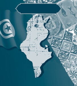 Collage d'images: sur le fond le drapeau tunisien à gauche et des céramiques avec des motifs orientaux sur la gauche. Au centre la carte de la Tunisie avec une photo de manifestants incrustée au centre