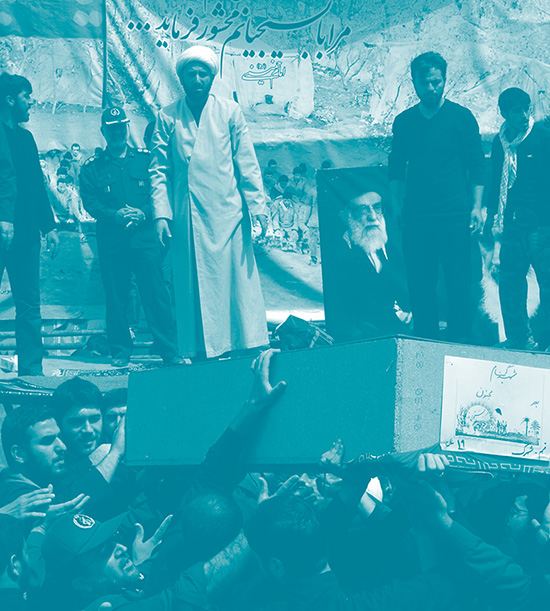Une foule d'hommes soutien le cercueil d'un martyr iranien en présence d'autorités religieuses et militaires.