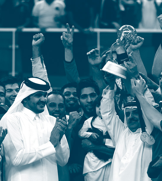 Le Sheikh Joaan bin Hamad Al Thani soulève la coupe de la coupe d'Asie de handball avec les joueurs du club Al Rayyan