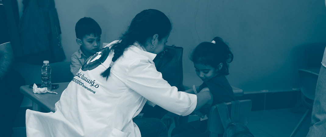 Docteure fait une visite médicale à des enfants dans un centre de santé en Algérie