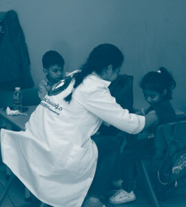 Docteure fait une visite médicale à des enfants dans un centre de santé en Algérie