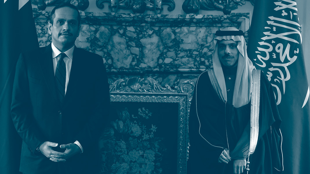 Ministres des affaires étrangères du Qatar et de l'Arabie, Mohammed bin Abdulrahman Al-Thani (à gauche) et Faisal bin Farhan Al-Saud (à droite). Montage à partir de deux photos