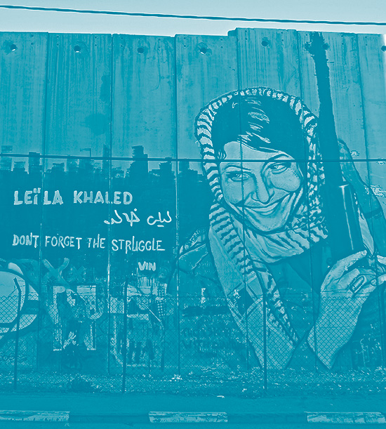 Graffiti représentant Leila Khaled, Réfugié palestinien, ancien militant et membre du Front populaire de libération de la Palestine sur le mur de séparation en Palestine