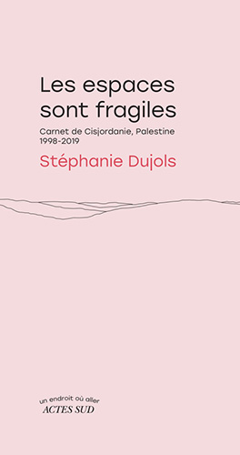 Couverture du livre de Stéphanie Dujols "Les espaces sont fragiles" (Actes Sud, paru en avril 2024)