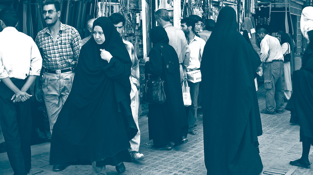 Femmes en chador dans une rue à Téhéran