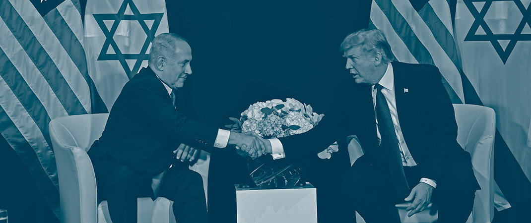 Donald Trump et Netanyahou se serrent la main au forum économique de Davos. Derrière eux les drapeaux israélien et des USA