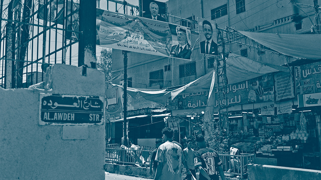 Une rue à Amman avec des pancartes électorales et des portraits d'hommes politiques
