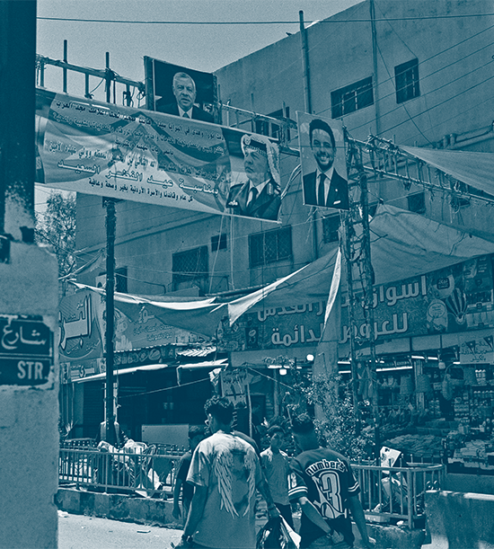 Une rue à Amman avec des pancartes électorales et des portraits d'hommes politiques