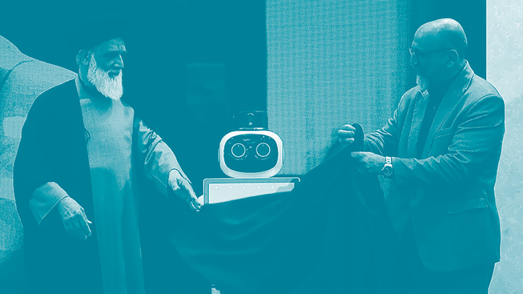 Des représentants de la justice à Téhéran présentent le robot avocat iranien, baptisé RoboLegal