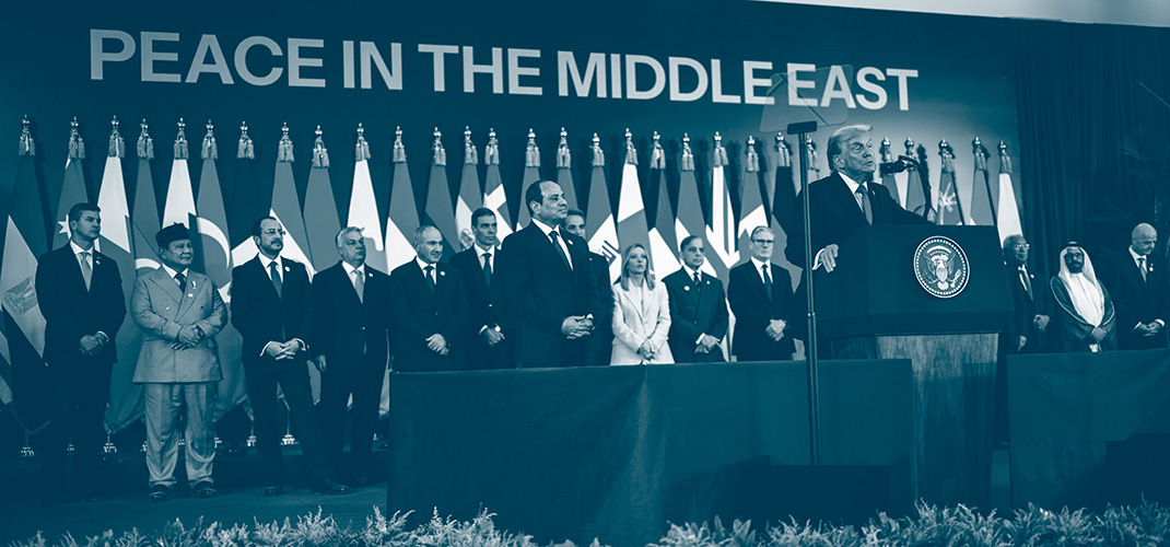 Donald Trump fait un discours lors de la conférence à Charm el-Cheikh. derrière lui les chefs d'États et de gouvernement de différents pays. Sur le fond, un texte qui dit "Paix au Moyen-Orient"