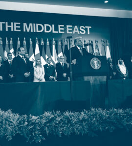 Donald Trump fait un discours lors de la conférence à Charm el-Cheikh. derrière lui les chefs d'États et de gouvernement de différents pays. Sur le fond, un texte qui dit "Paix au Moyen-Orient"