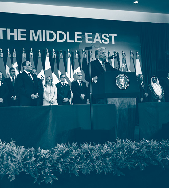 Donald Trump fait un discours lors de la conférence à Charm el-Cheikh. derrière lui les chefs d'États et de gouvernement de différents pays. Sur le fond, un texte qui dit "Paix au Moyen-Orient"