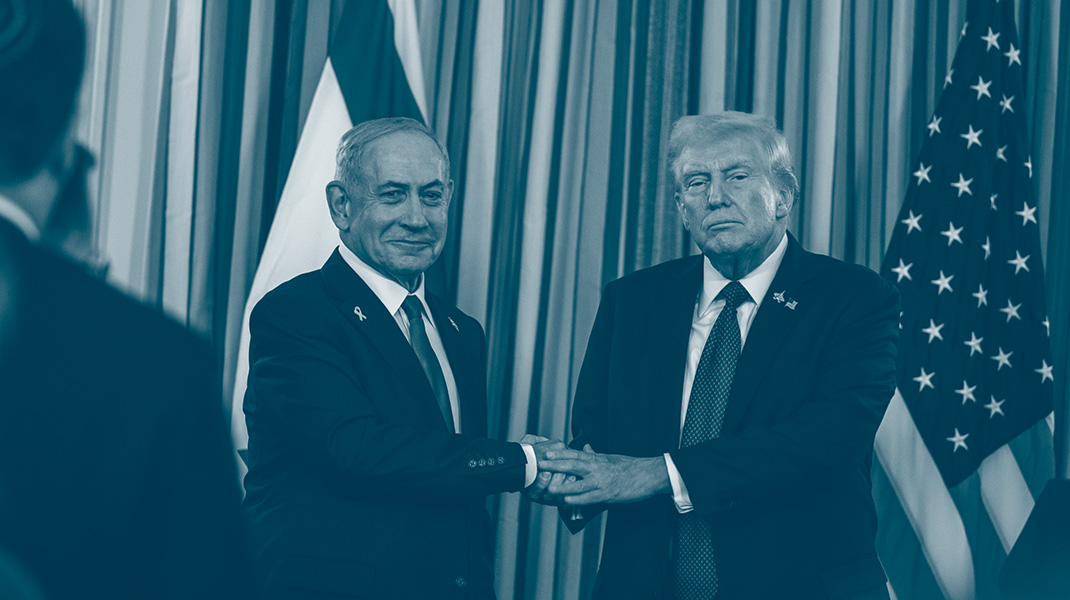 Plan Trump_Muftah_1070px Trump et Netanyahou se serrent la main. Derrière eux, les drapeaux d'Israël et USA