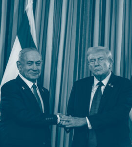 Trump et Netanyahou se serrent la main. Derrière eux, les drapeaux d'Israël et USA
