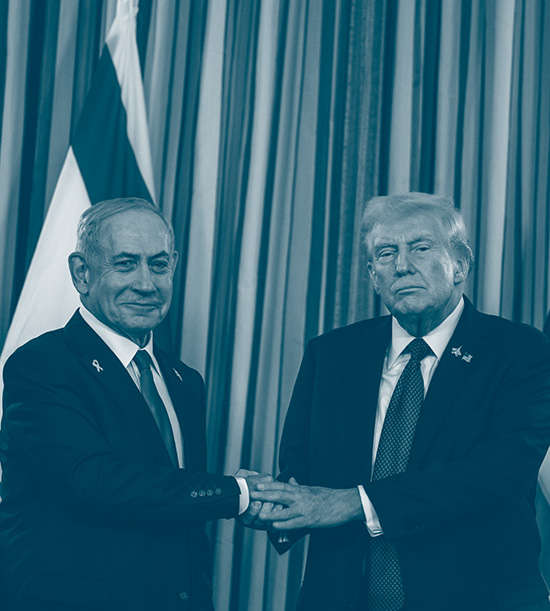 Trump et Netanyahou se serrent la main. Derrière eux, les drapeaux d'Israël et USA